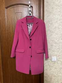 Яскраво рожеве пальто