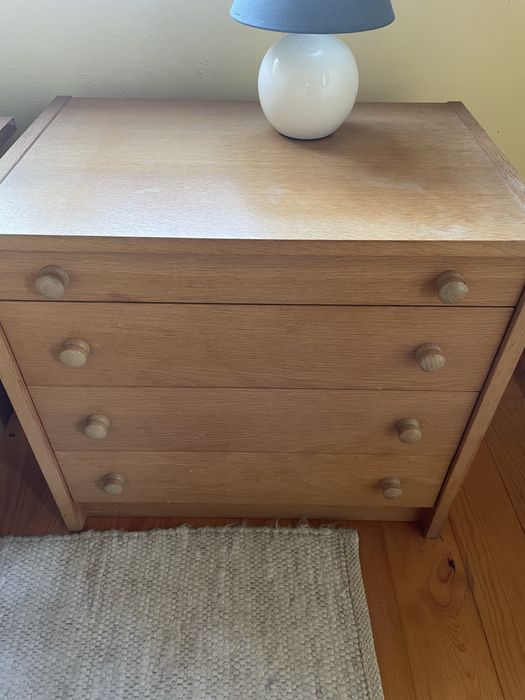 Camas individuais e mesas de cabeceira