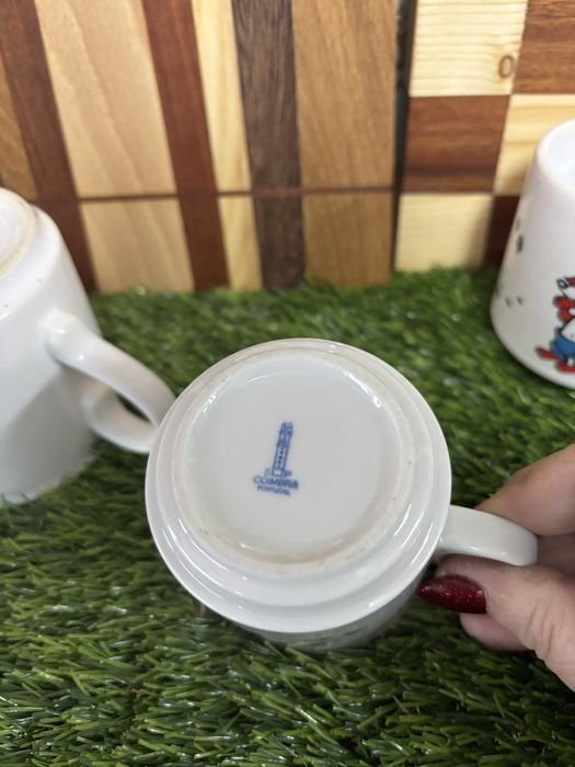 Canecas antigas com motivos infantis