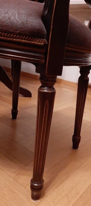 Stylizowany stół i 4 krzesła tapicerowane