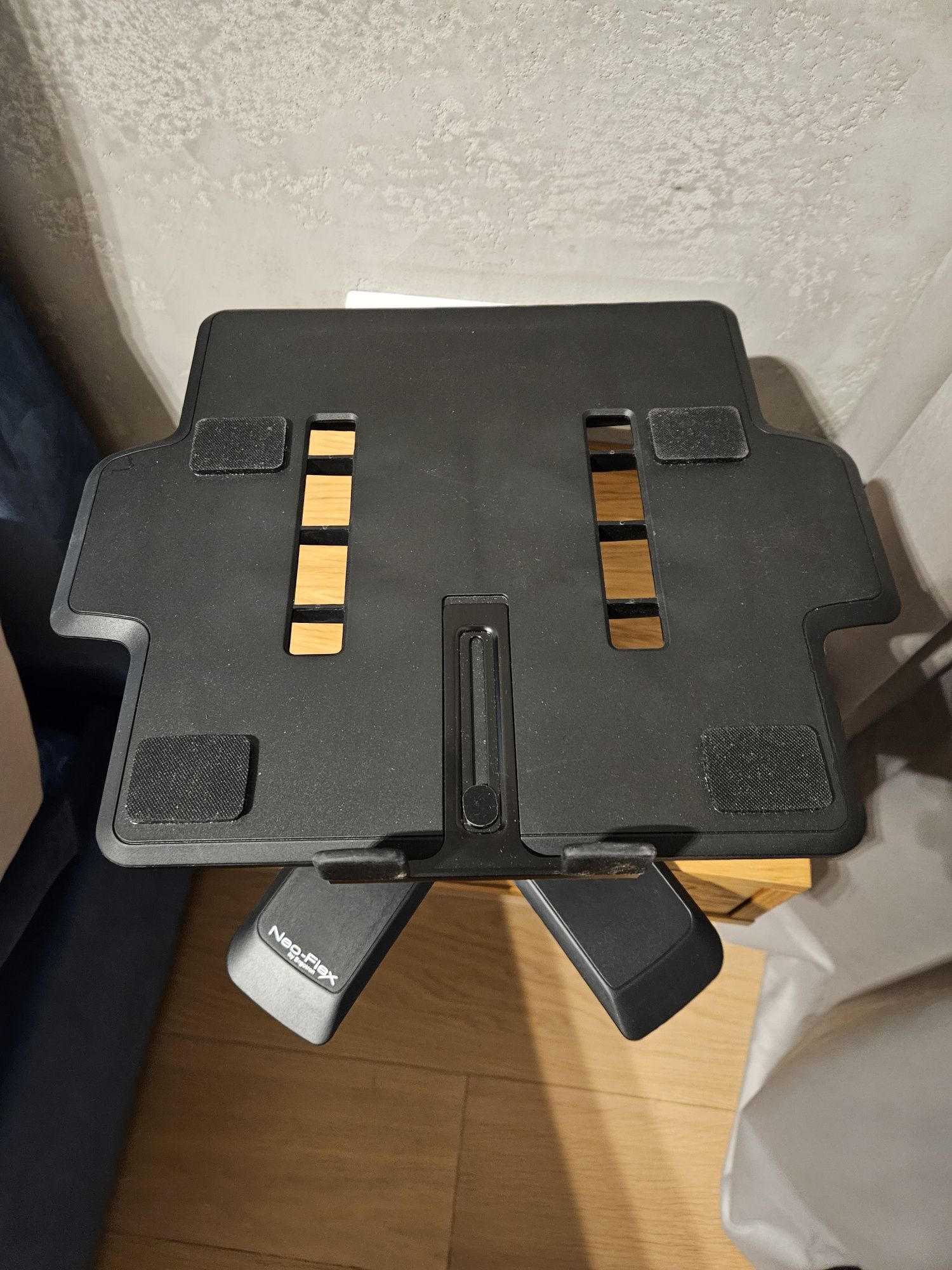 Wysokiej klasy stojak na laptopa
