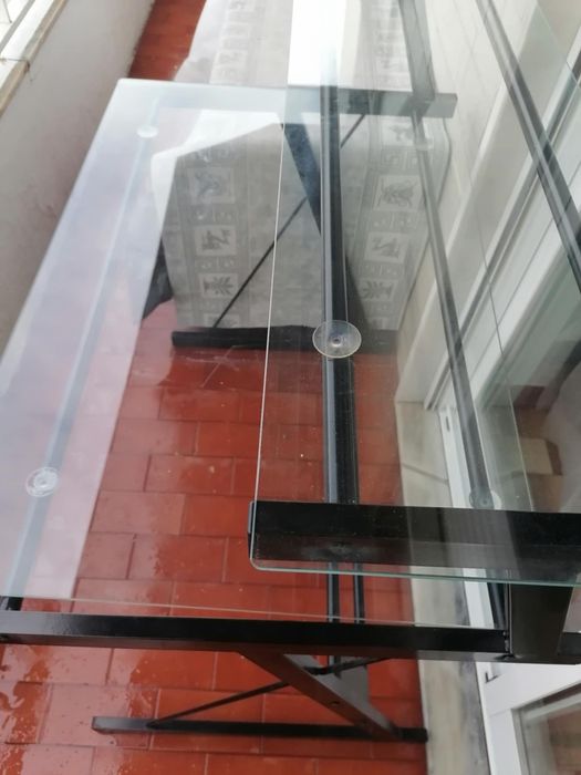 Mesa de vidro ou escrevaninha