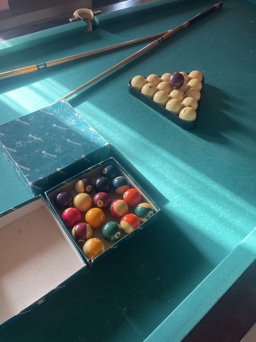 Бильярдный стол в комплекти есть всё для игры