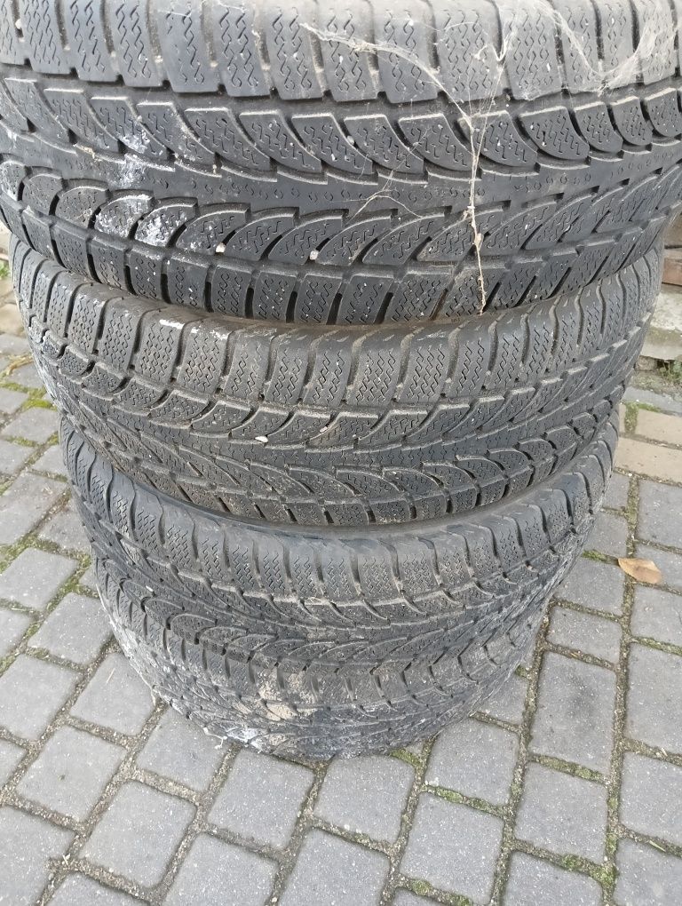 Sprzedam opony zimowe 225/60 R17 .