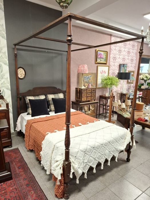 Cama de dossel em madeira maciça - estilo clássico.