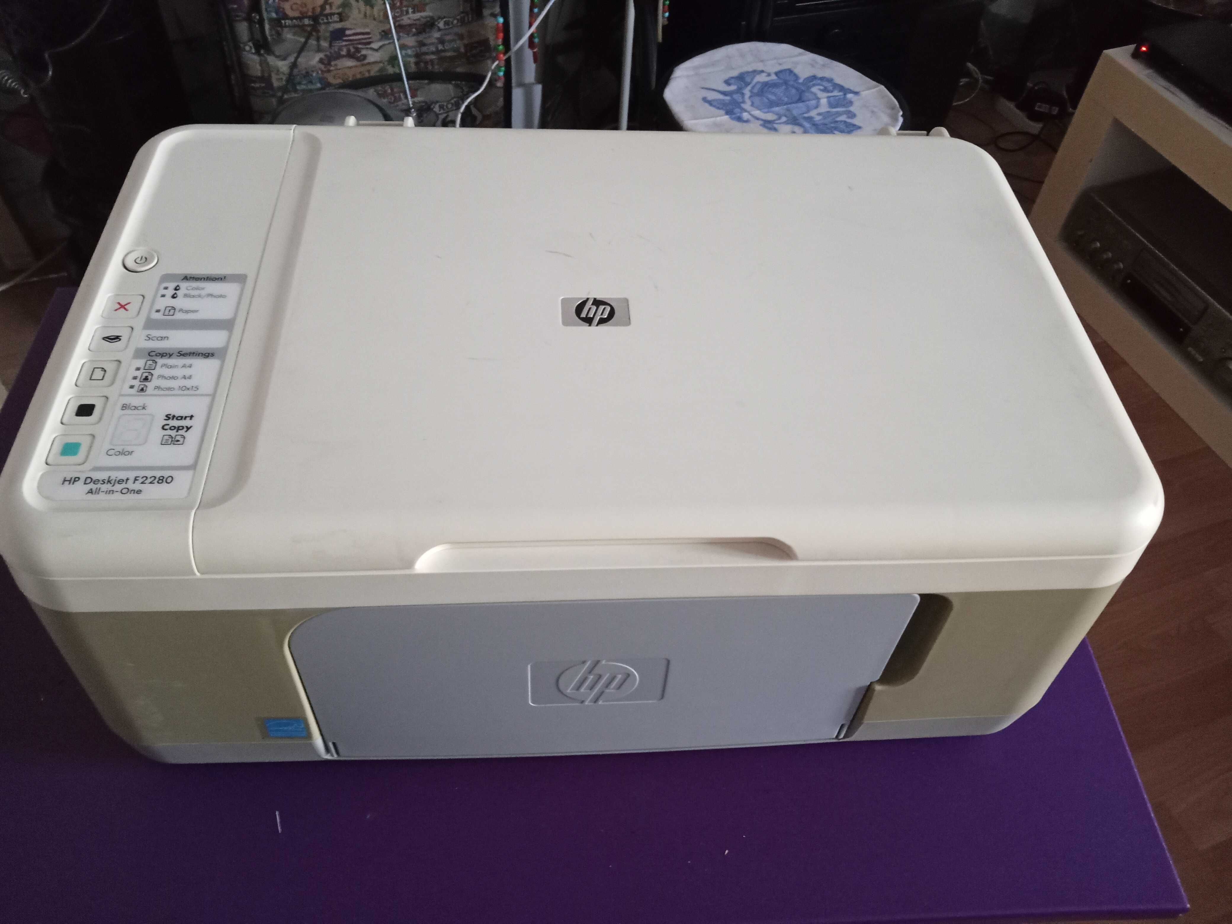 Impressora HP Deskjet F2280 All in One.
A funcionar.