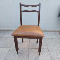Cadeira antiga de madeira castanha