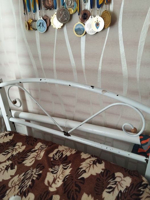 Металеве двухярусне ліжко