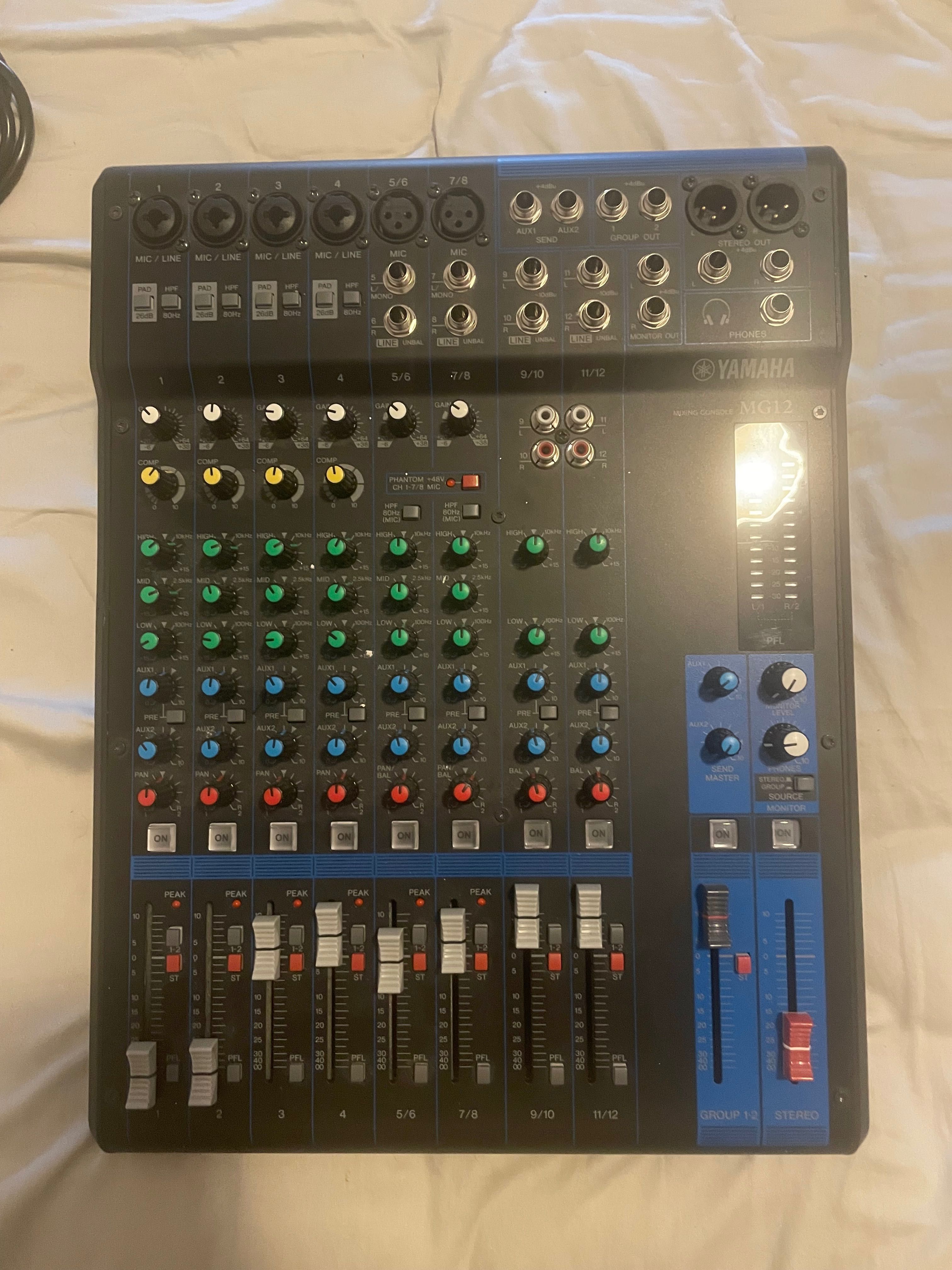 Mesa de som Yamaha MG12