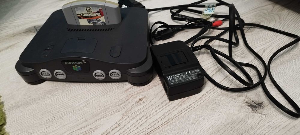Zestaw Nintendo 64 N64 + Gierka