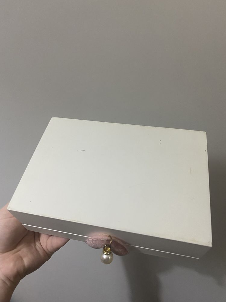 Biała drewniana szkatułka kuferek