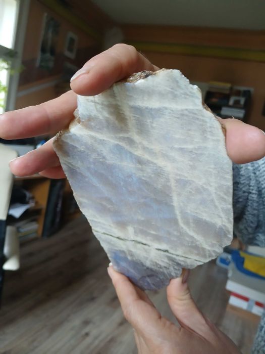 kamień księżycowy o srebrno niebieskiej poświacie