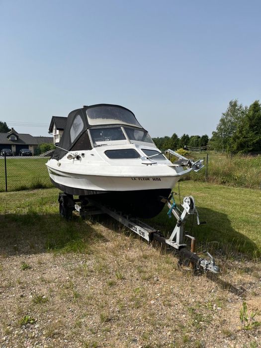 Łódź motorowa z dwoma silnikami