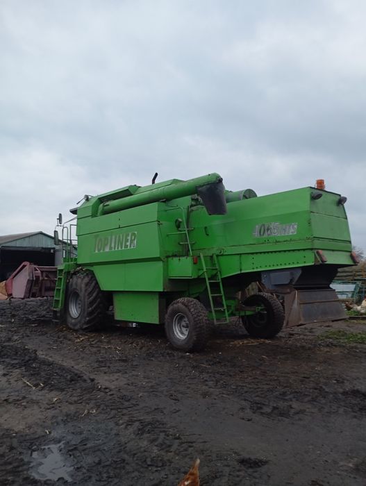 Зернозбиральний комбайн.