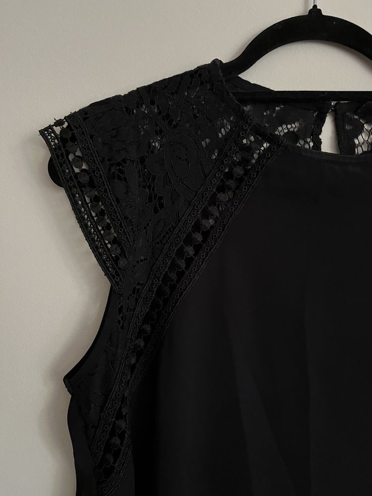 Sukienka mała czarna przed kolanko z koronką Zara S krótki rękaw
