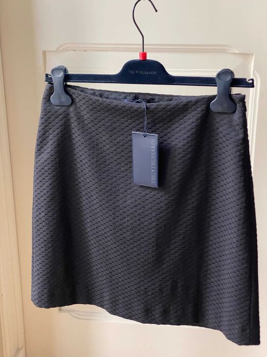 Saia preta italiana Trussardi forrada sem bolsos marca de luxo Nova