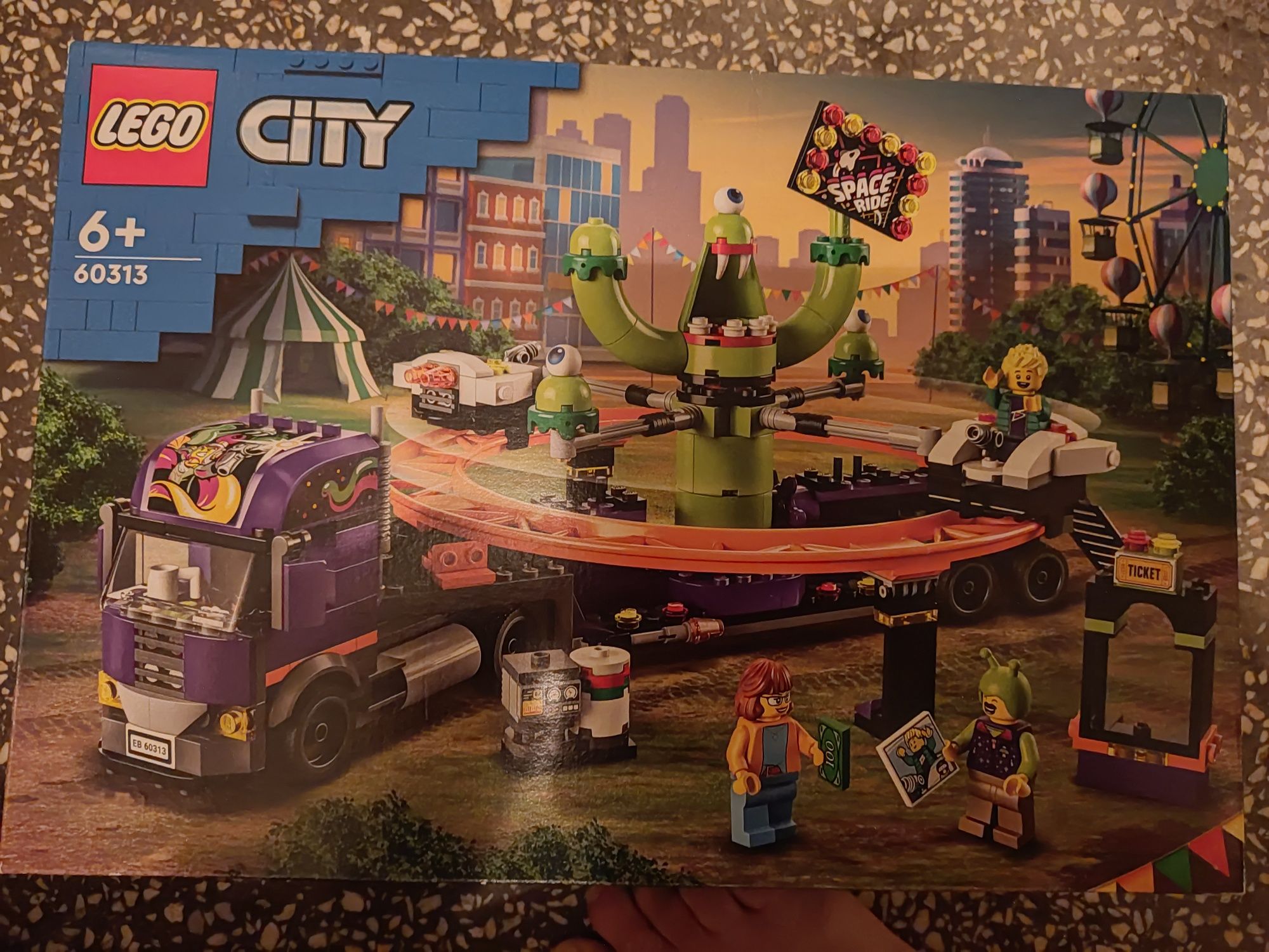 LEGO® 60313 City - Ciężarówka z kosmiczną karuzelą