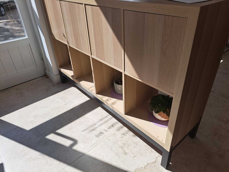 Movel tipo aparador com portas e gavetas.  Em óptimo estado