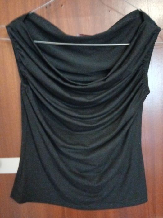 Top preto com elástico nas mangas