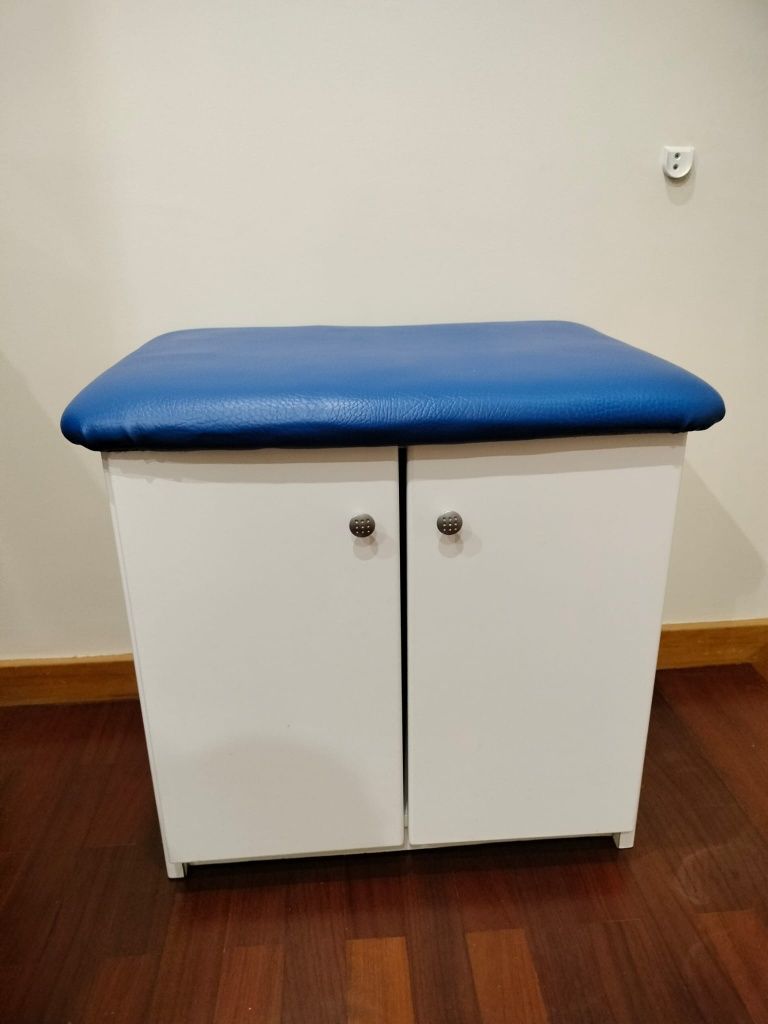 Móvel banco azul e branco