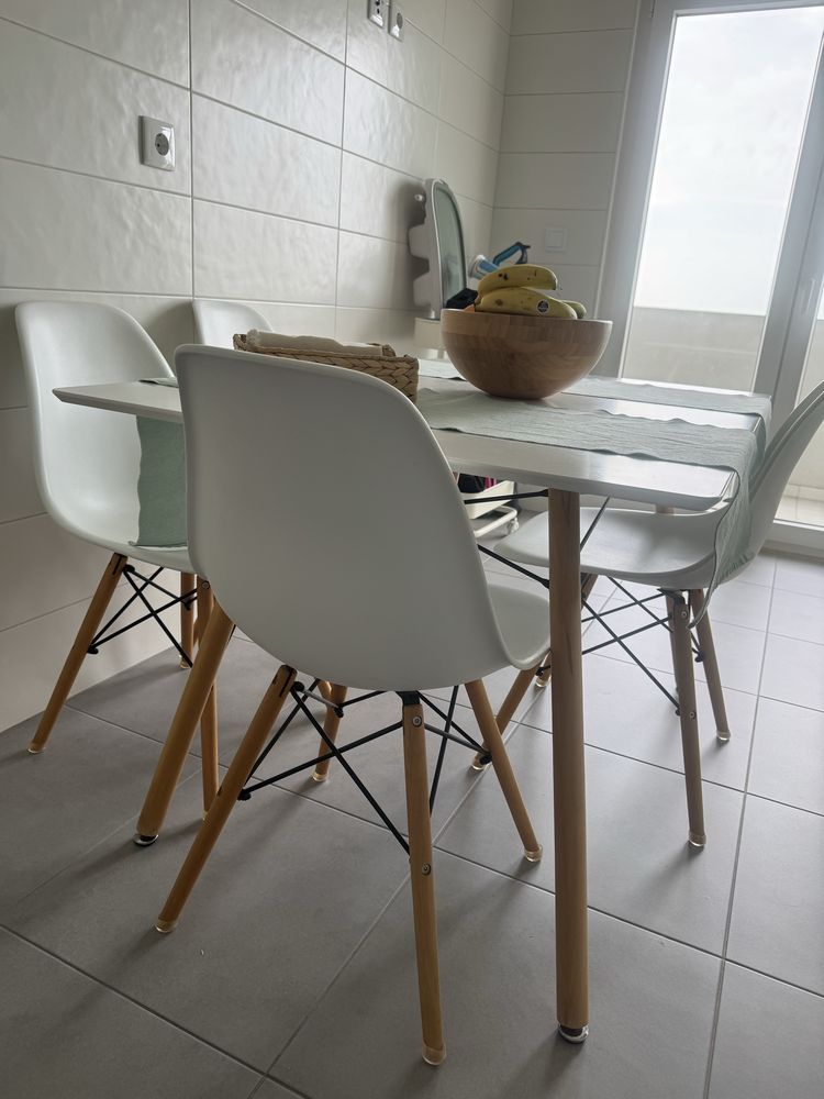 Mesa + 4 cadeiras de cozinha