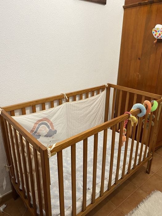 Cama de grades bébé. Madeira e ajustavel