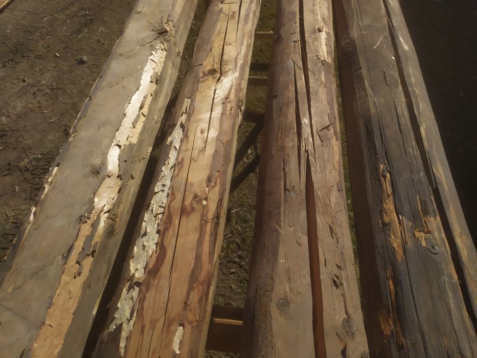 Stare bale belki konstrukcyjne ciosane drewno deski stodoła