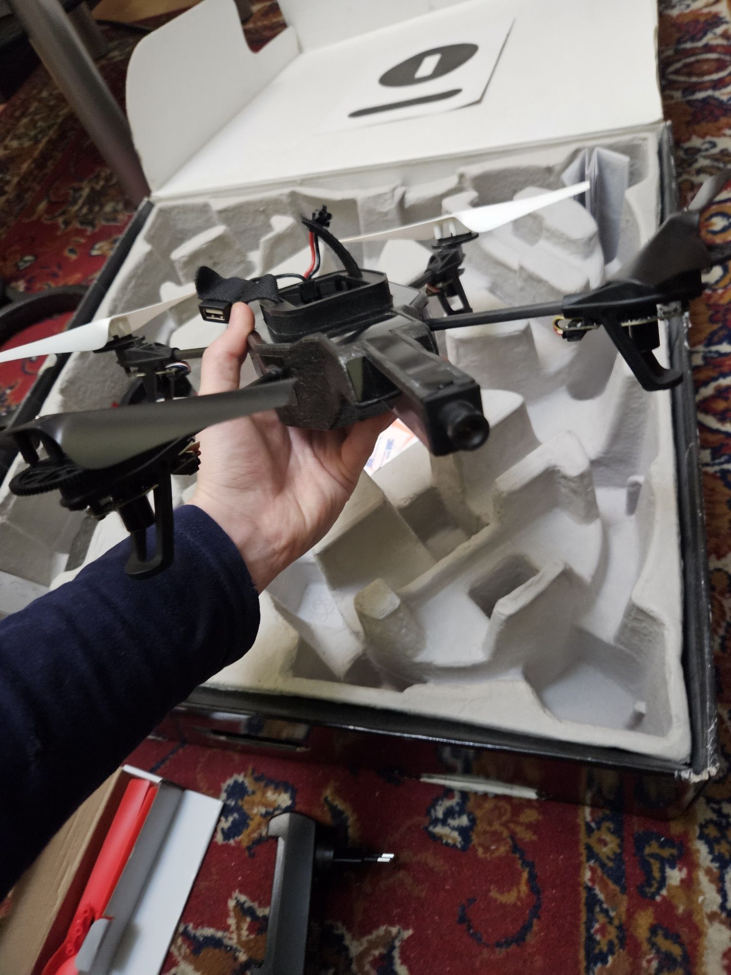 Parrot Ar drone 2.0 Elite edition osłony + 2 baterie, ładowarka,