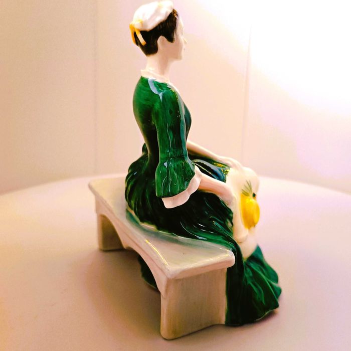 **DAMA w zielonej sukni na ławce Royal Doulton 1959+