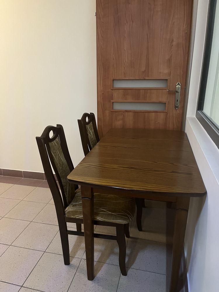 Stół z krzesłami drzwi