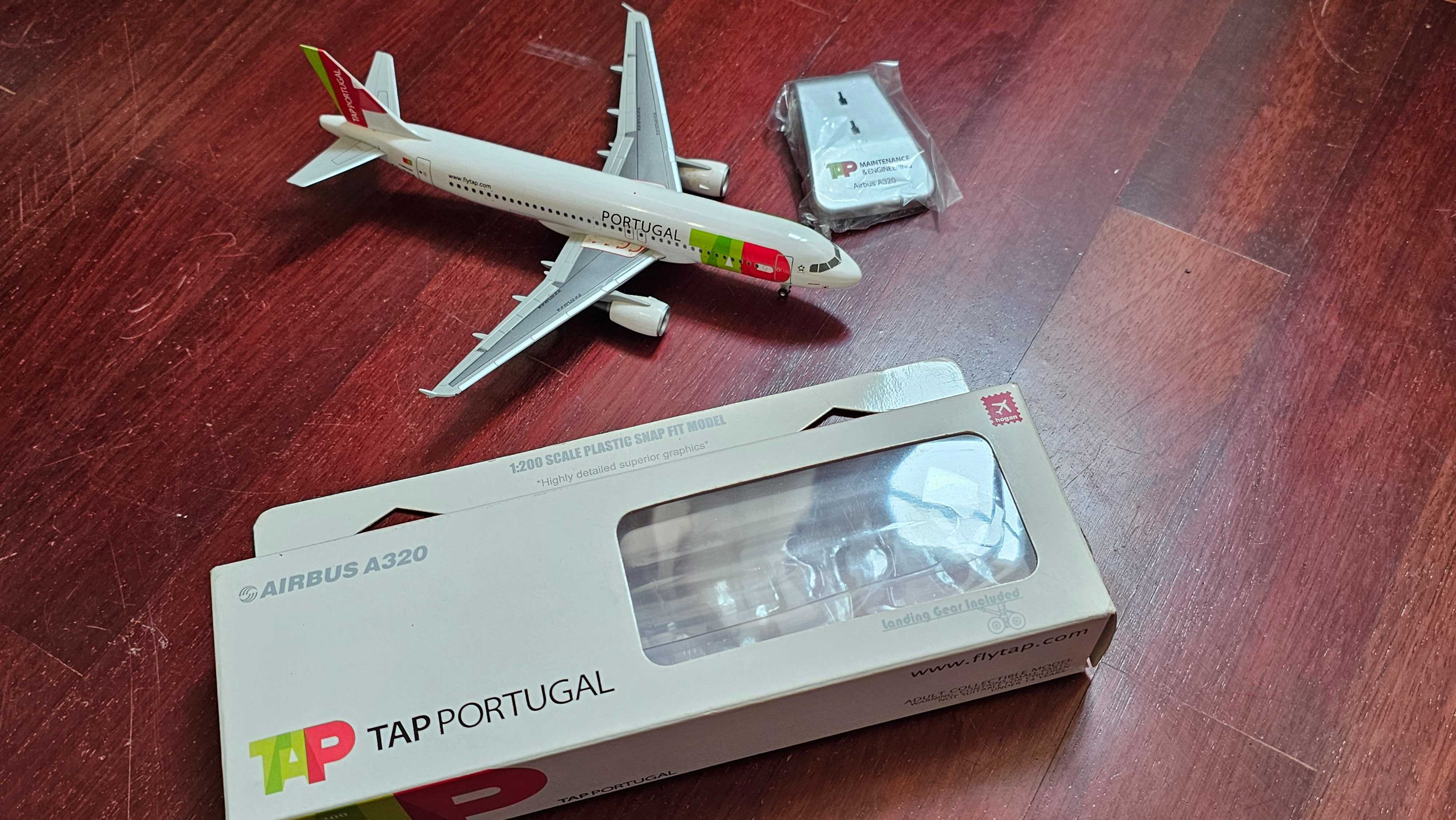 Miniatura avião A320 TAP 1:200 Hogan na caixa