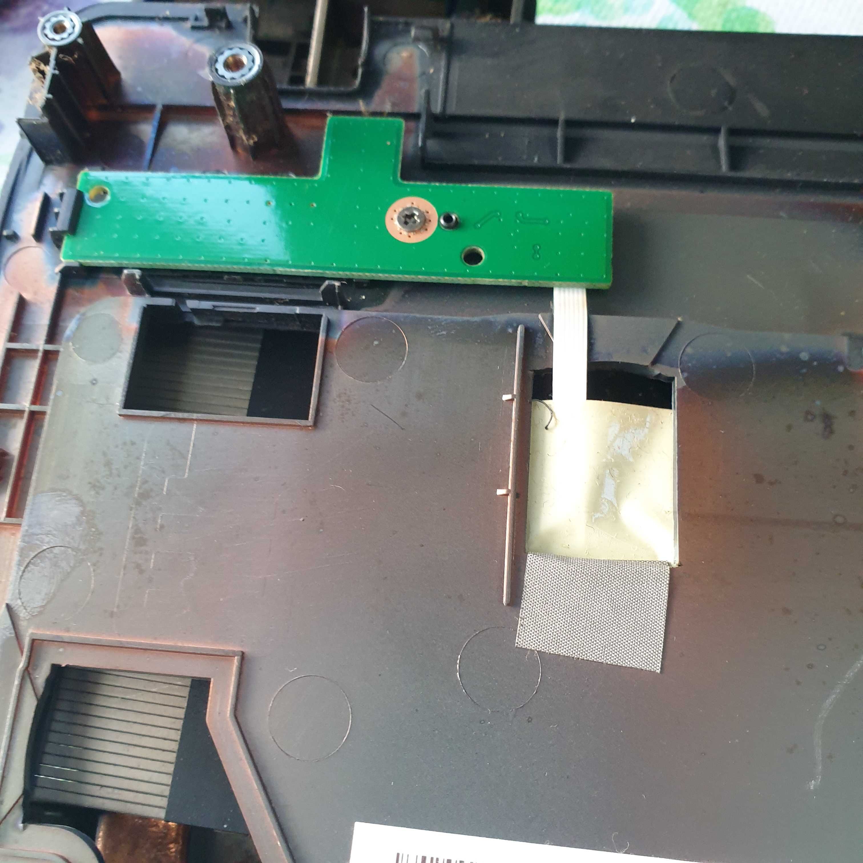 carcaça inferior asus X54H sem anomalia, restantes peças sem anomalia