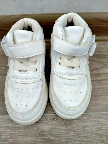 Білі дитячі кросівки