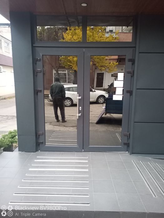 Продам двері.вхідна група.