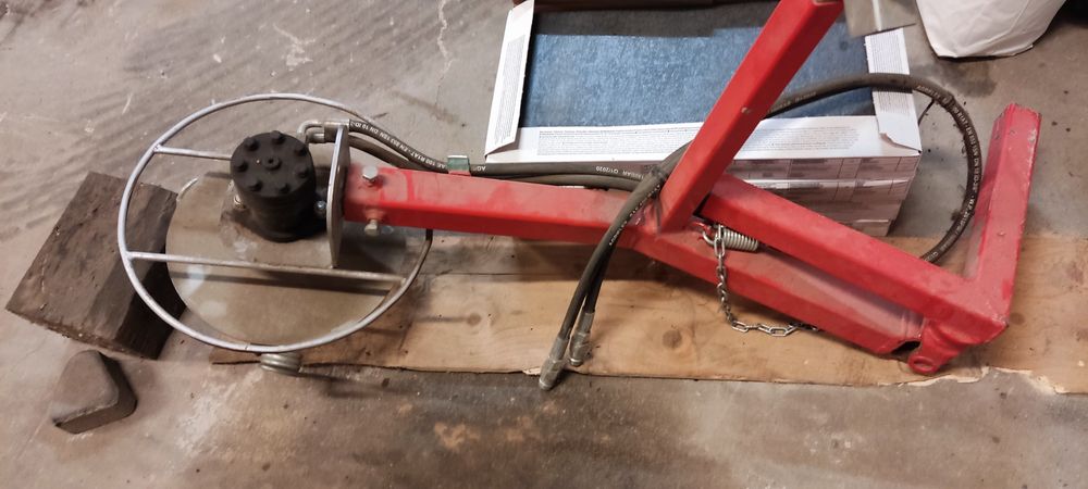 Pielnik hydrauliczny ze zbiornikiem oleju i przystawką boczną