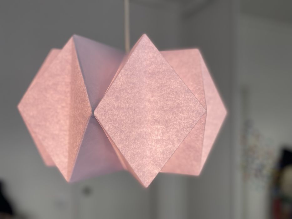 Candeeiro suspenso de papel. Origami. Teto.