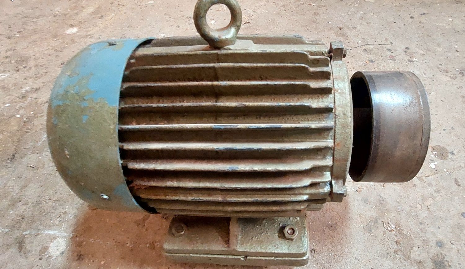 Motor trifasico em bom estado