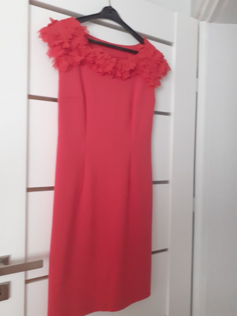 Sukienka czerwona z ozdobą przy dekolcie