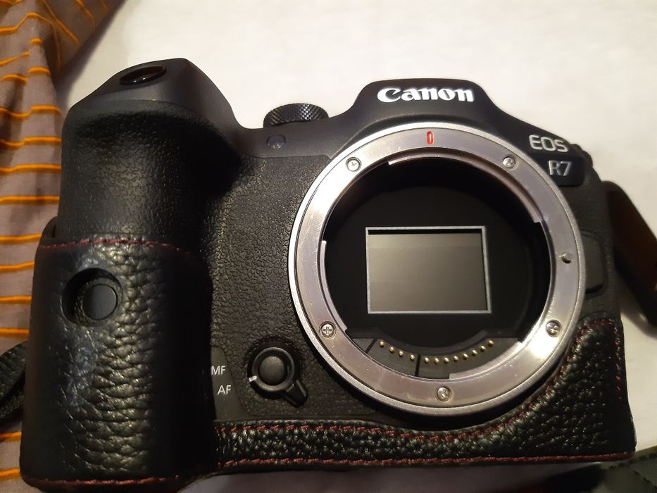 Aparat bezlusterkowy Canon EOS R7 bdb stan + extra bateria + case
