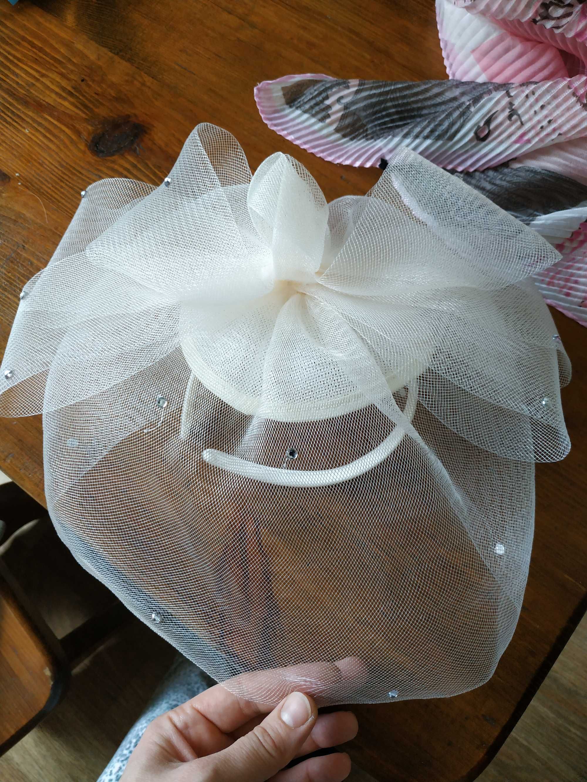 Ошатний білий капелюшок на обідку з вуаллю,бантом,декорований камінням