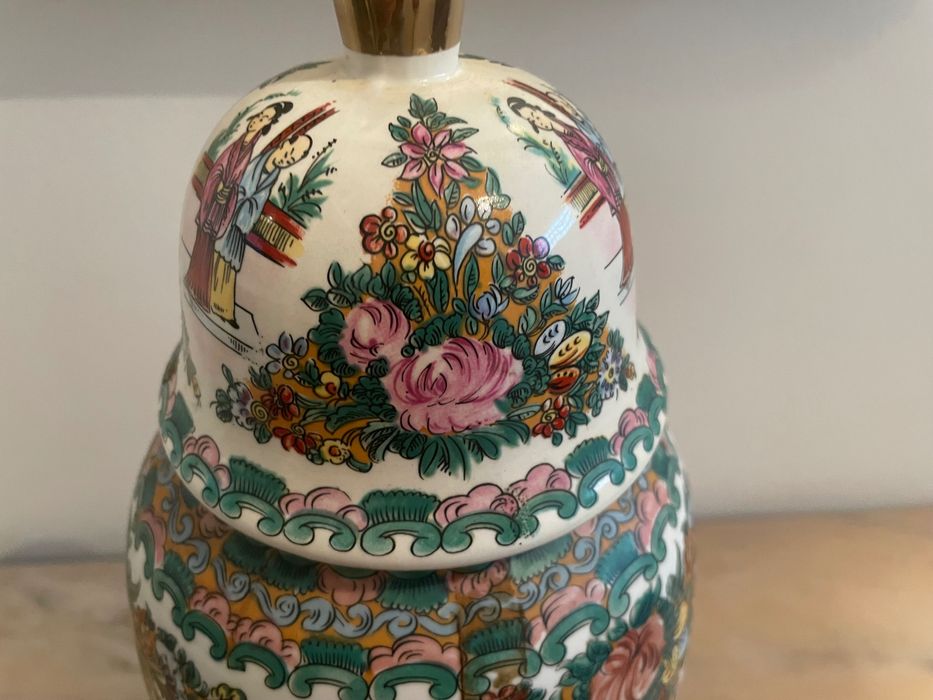 Pote Oriental com figuras