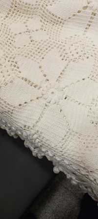 Colcha de mesa em crochet feita a mão
