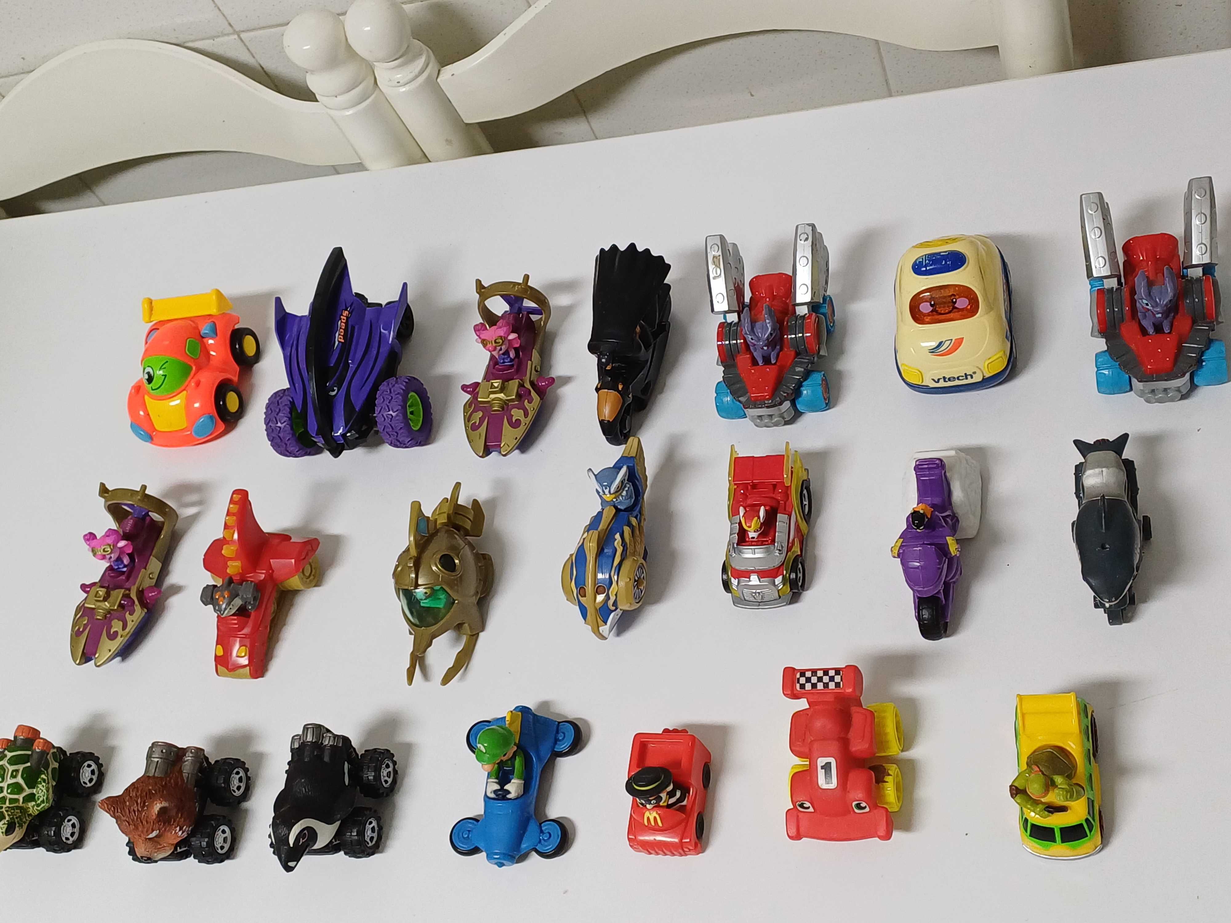 Carros e motos com figuras e personagens 21 unidades