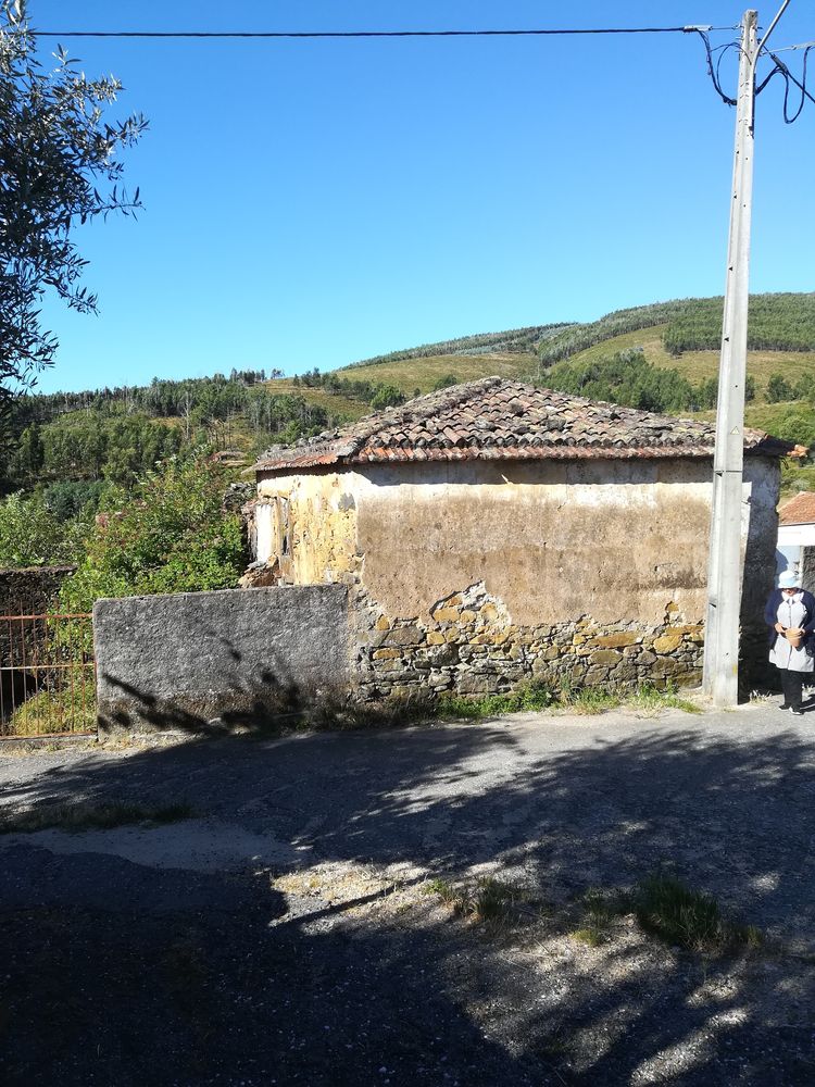 Casa pedra isolada no centro da Aldeia