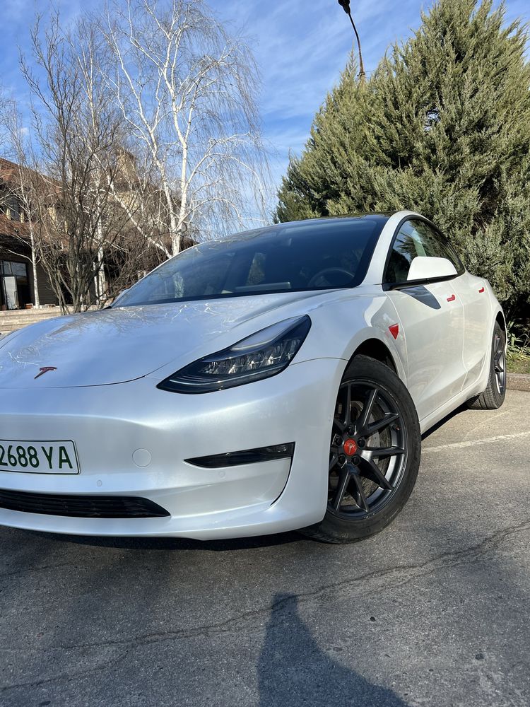 Белая Тесла Tesla Model 3 2020 restyling рестайлінг 60 kWt