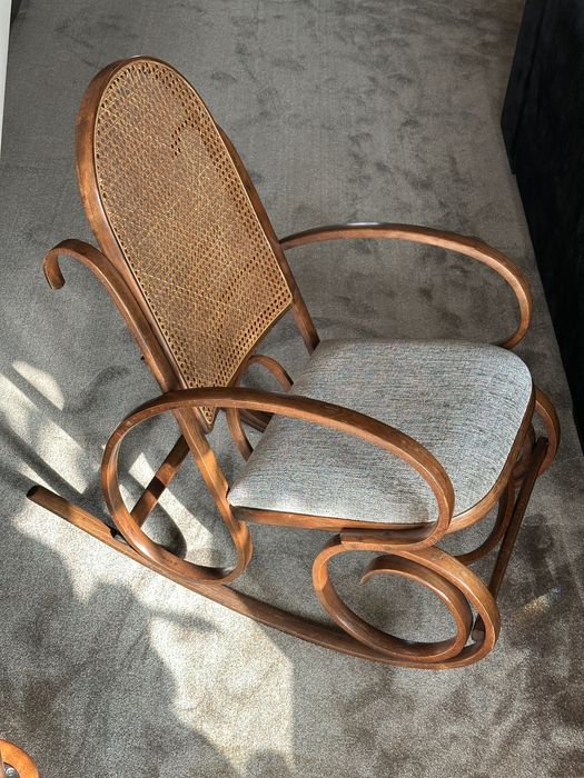 Cadeira de baloiço em madeira nobre