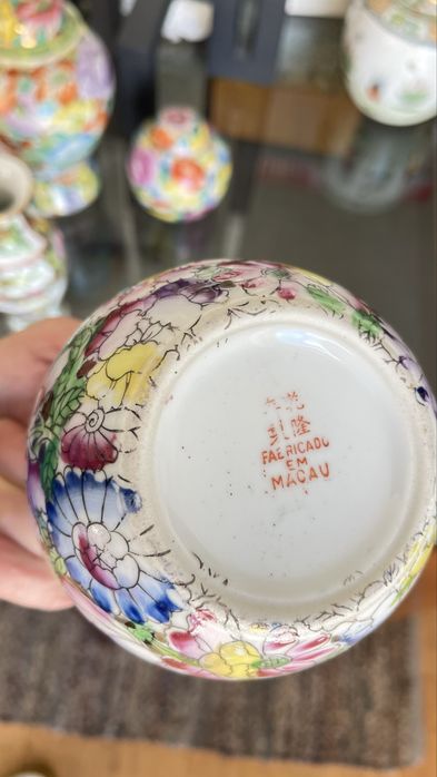 Pote de Macau motivo floral