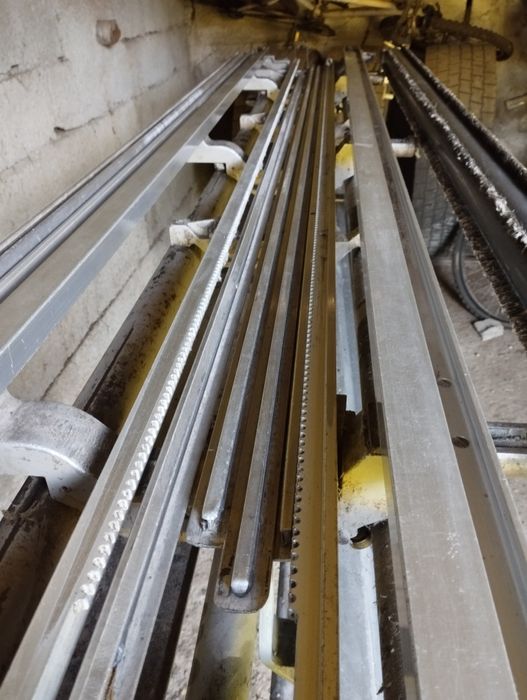 Máquina de atar teias e cavalete