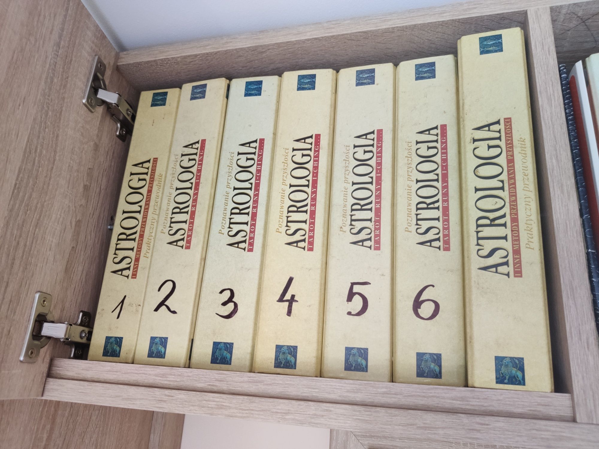 Astrologia, Tarot, Runy, I Ching De Agostini