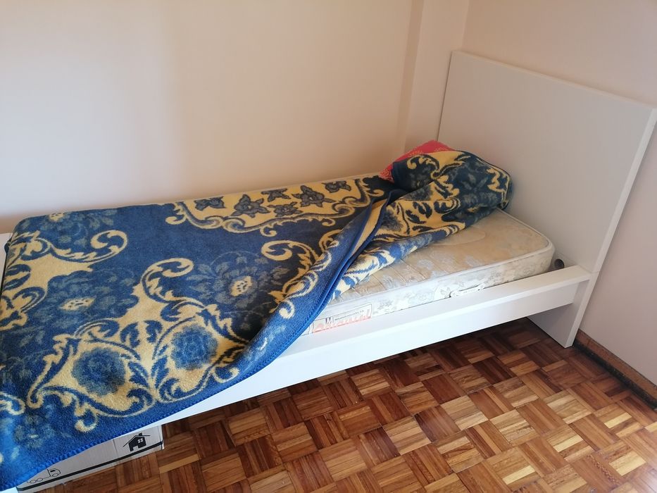Cama solteiro pouco usada